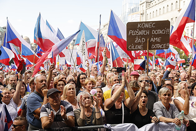 STALO SE DNES: Protivládní demonstrace v Praze. V Havířově spadl kolotoč