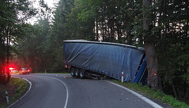 Z kamionu se za jízdy odpojil návěs plný autodílů, v zatáčce sjel do lesa