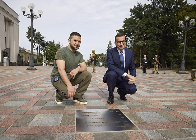 Zelenskyj věnoval Fialovi pamětní desku, premiér u odhalení v Kyjevě chyběl