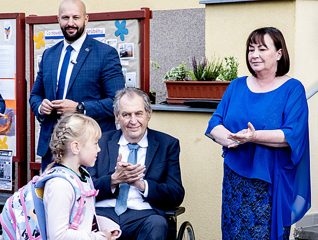 Zeman dal školákům sladkosti, Fiala knížku Broučci, Balaš foukal bubliny