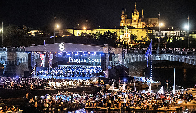 Česká filharmonie hrála Evropě z hladiny Vltavy. Koncert sledovaly tisíce lidí