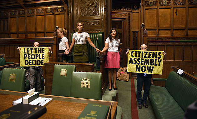 Aktivisté se dostali do britského parlamentu, přilepili se k předsednické židli