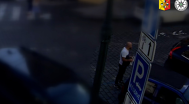 Žena v centru Prahy radila turistovi, mezitím jí druhý muž ukradl kabelku