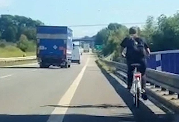 Cyklistka šlapala po dálnici do Polska. Jedu podle navigace, hájila se