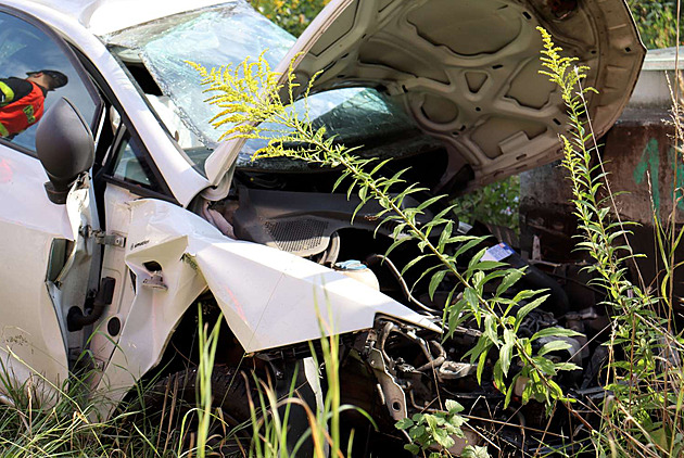 Řidič nedal v Ostravě přednost popelářskému vozu, nehodu nepřežil