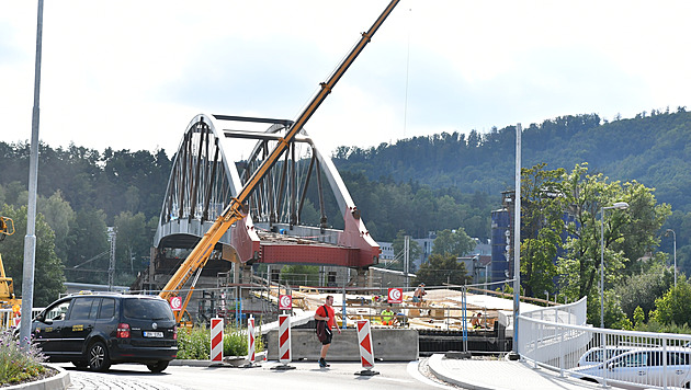 Mostní konstrukce přes řeku Svitavu v Blansku je po desetidenním vysouvání...
