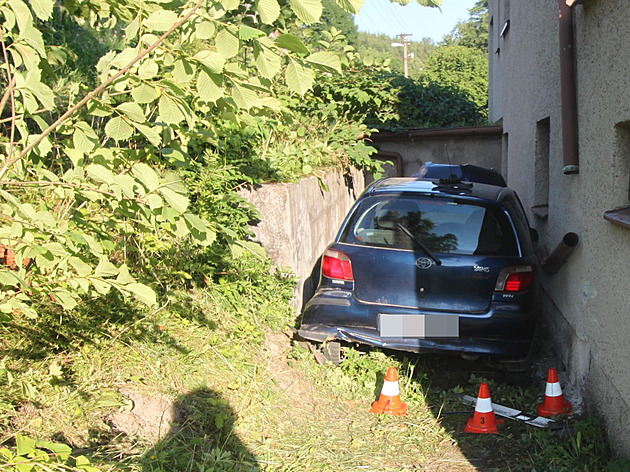 Řidič zapasoval auto mezi dům a betonovou zídku, nadýchal tři promile