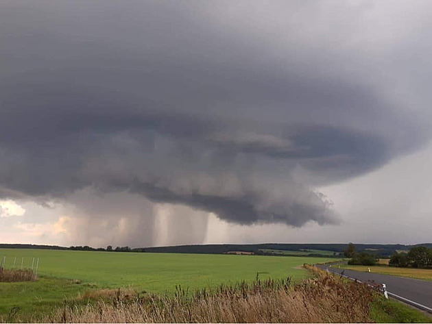 Na jihozápad Čech se valí silné bouřky a vítr, udeří odpoledne varuje předpověď