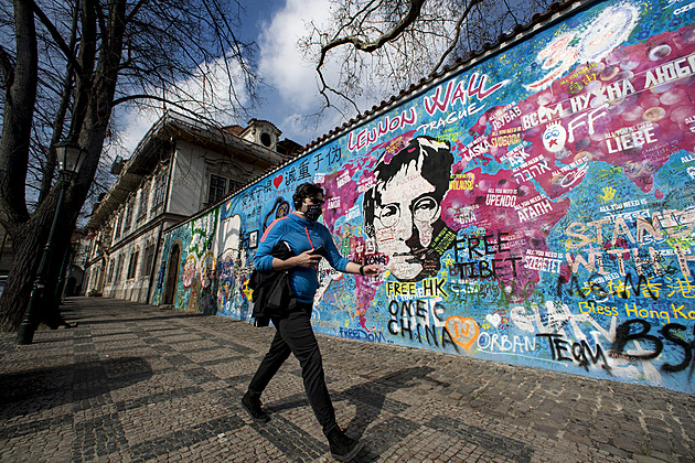 KOMENTÁŘ: Nafukovací Lennonova zeď pro Brusel. Najde se hřebík?