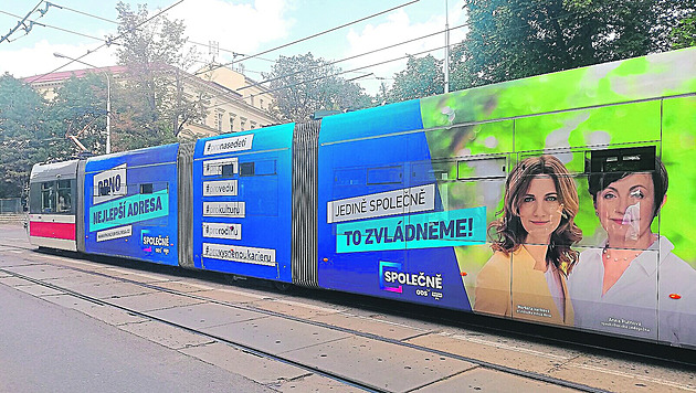 U této tramvaje zabírá reklama celou plochu karoserie.