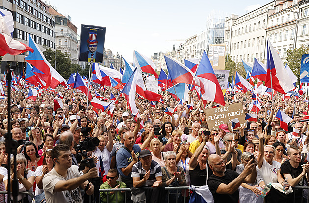 Na demonstraci proti vládě se v Praze sešlo 70 tisíc lidí, žádali demisi