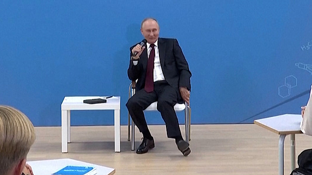 Putin v Kaliningradu zaujal „choreografií“ nohou, záškuby vyvolaly spekulace