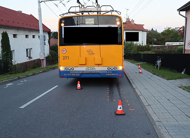 Chlapec na kole vjel ve Zlín - Pílukách pod trolejbus. Utrpl devastující...