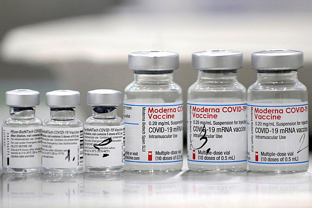 Evropská komise schválila vakcíny upravené na omikron od Pfizeru a Moderny