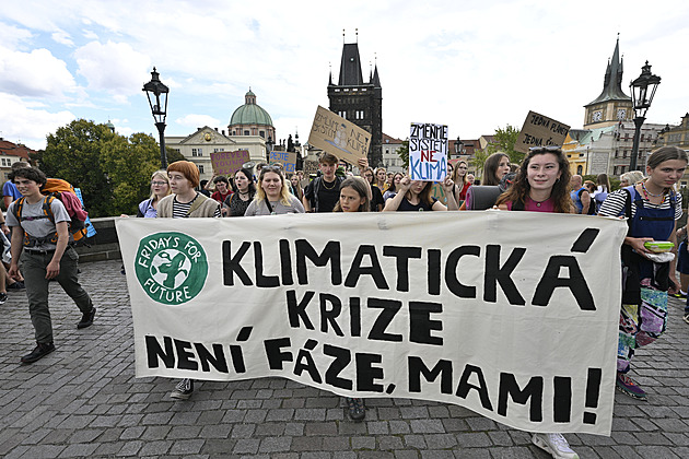 „Zemní plyn není in,“ desítky studentů v Praze demonstrovaly za klima