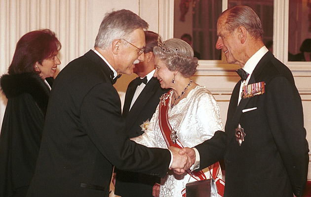 OBRAZEM: Důstojnost, vnitřní síla a noblesa. Před 30 lety Alžběta II. oslnila Česko