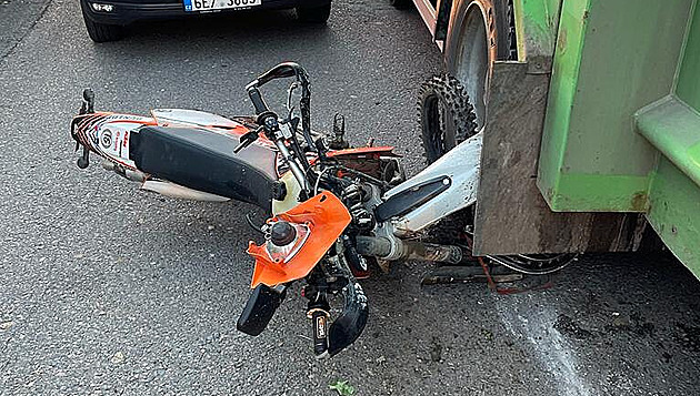 Motorkář se na Chrudimsku srazil s popeláři, byl pod vlivem alkoholu