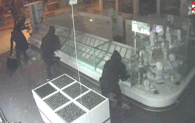 VIDEO: Zloději rozmlátili vitríny v obchodním centru, vzali šperky za miliony