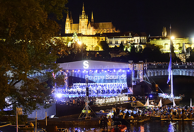 Česká filharmonie hrála Evropě z hladiny Vltavy. Koncert sledovaly tisíce lidí
