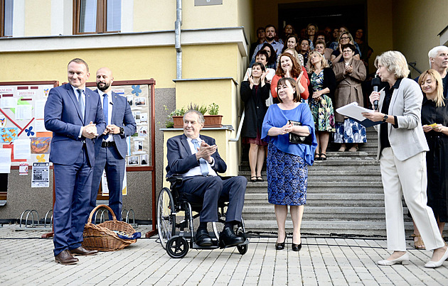 Nadace Ivany Zemanové mizí ze scény. Tvrdí, že pomáhá, není to však vidět