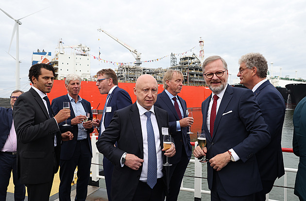V Nizozemsku spustili obří lodní terminál LNG. Historická chvíle, řekl Fiala