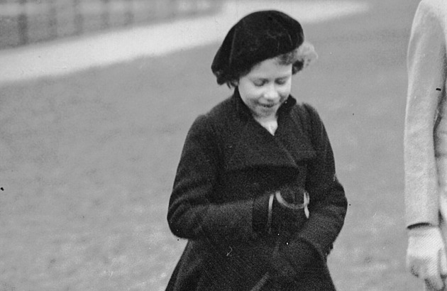 Britská monarchie oznámila, kdo napíše životopis Alžběty II. Král měl jedno přání