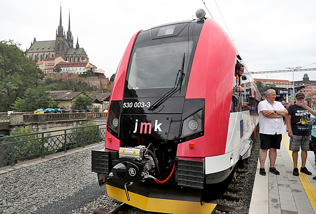 Krajský vlak Moravia vyjel na testovací jízdu, svezl lidi z Brna do Tišnova