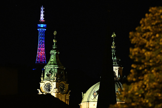 Petřínská věž se na počest královny zbarvila do britských barev