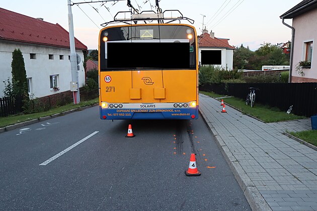 Chlapec na kole vjel ve Zlín - Pílukách pod trolejbus. Utrpl devastující...