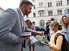 Ministr vnitra Vít Rakuan rozdával v Praze na Strossmayerov námstí kolákm...
