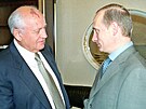 Michail Gorbaov (vlevo) a Vladimir Putin na snímku z roku 2000