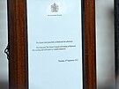 Oznámení o úmrtí královny na brán Buckinghamského paláce (8. záí 2022)