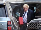 Britský premiér Boris Johnson pijídí do Downing Street v Londýn. (5. záí...