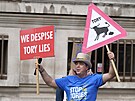 Mu drí transparenty bhem demonstrace ve Westminsteru v Londýn. (5. záí...