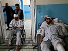 Zdravotníci v Kábulu oetují mue zranné pi útoku na ruskou ambasádu. (5....