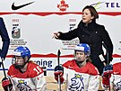 Trenérka eské enské hokejové reprezentace Carla MacLeodová udluje pokyny...