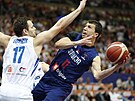 Vladimír Bohaík blokuje srbského basketbalistu Vladimira Luie v zápase...