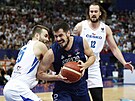 Nikola Kalini se snaí pejít pes David Jelínka v zápase Eurobasketu.