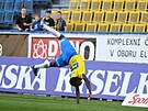 Abdallah Gning z Teplic akrobaticky slaví gól proti Jablonci.