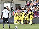 Fotbalisté Boloni oslavují gól v zápase Serie A proti Spezii.