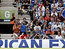 Patson Daka z Leicesteru oslavuje saltem vyrovnávací gól proti Brightonu.