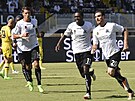 Fotbalisté Spezie oslavují vstelený gól proti Boloni.
