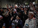 Lidé demonstrují ped domem argentinské viceprezidentky Fernándezové...
