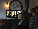 Lidé sledují první projev krále Karla III. (9. záí 2022)