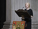 Premiérka Liz Trussová bhem bohosluby etla z Bible. (9. záí 2022)