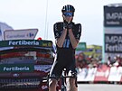 Nizozemský cyklista Thymen Arensman se raduje z vítzství v 15. etap Vuelty.