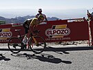 Slovinský cyklista Primo Rogli míí do cíle královské 15. etapy Vuelty.