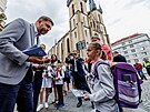 Ministr vnitra Vít Rakuan se vydal ke kole na Strossmayerov námstí v Praze...
