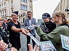 Ministr vnitra Vít Rakuan se vydal ke kole na Strossmayerov námstí v Praze...