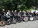 Motorkái na strojích Harley-Davison, kteí pijeli  Petra Pavla podpoit. (6....